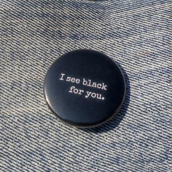 Ansteckbutton I see black for you auf Jeans